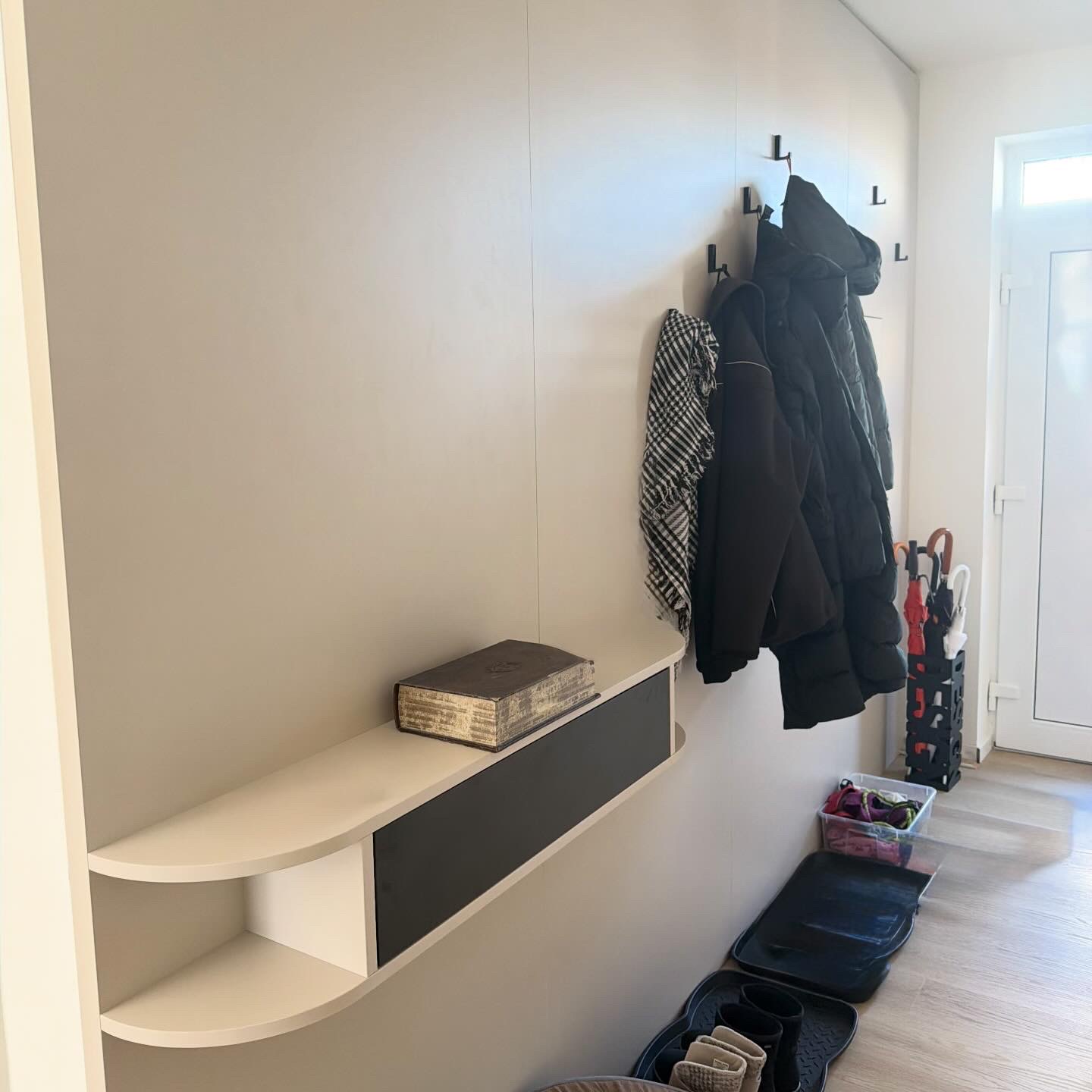 Predsieň na mieru s vešiakovou stenou a úložnými skrinkami – Bobor Atelier