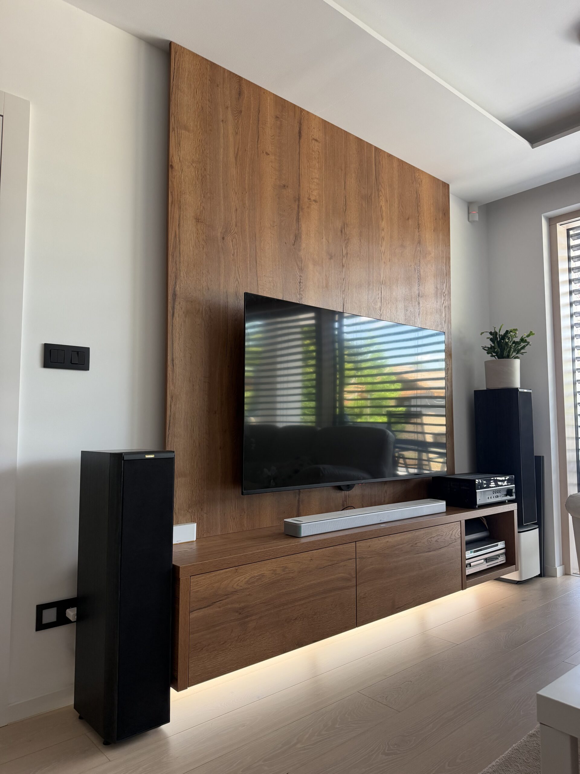 TV stena na mieru s dreveným obkladom a závesnou skrinkou – Bobor Atelier