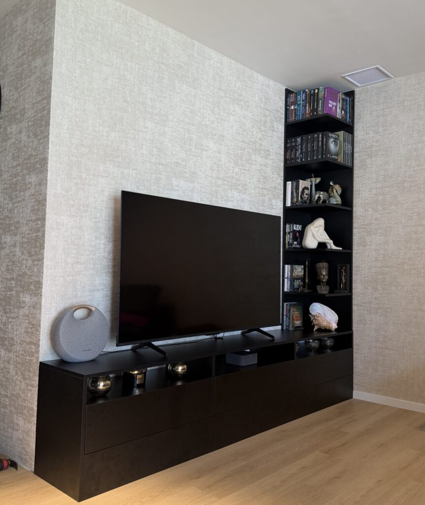 Čierna TV zostava s otvorenou knižnicou na mieru – Bobor Atelier