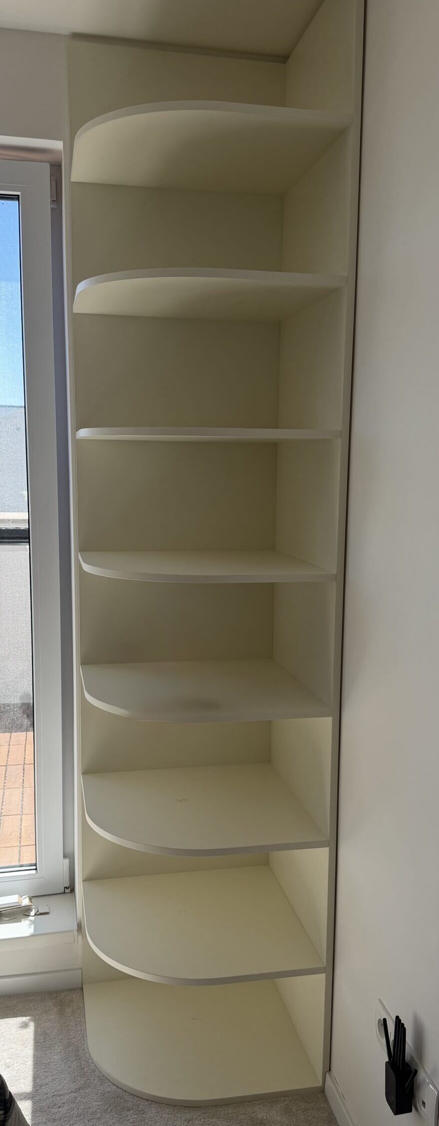 Otvorená policová zostava so zaoblenými hranami do spálne – Bobor Atelier